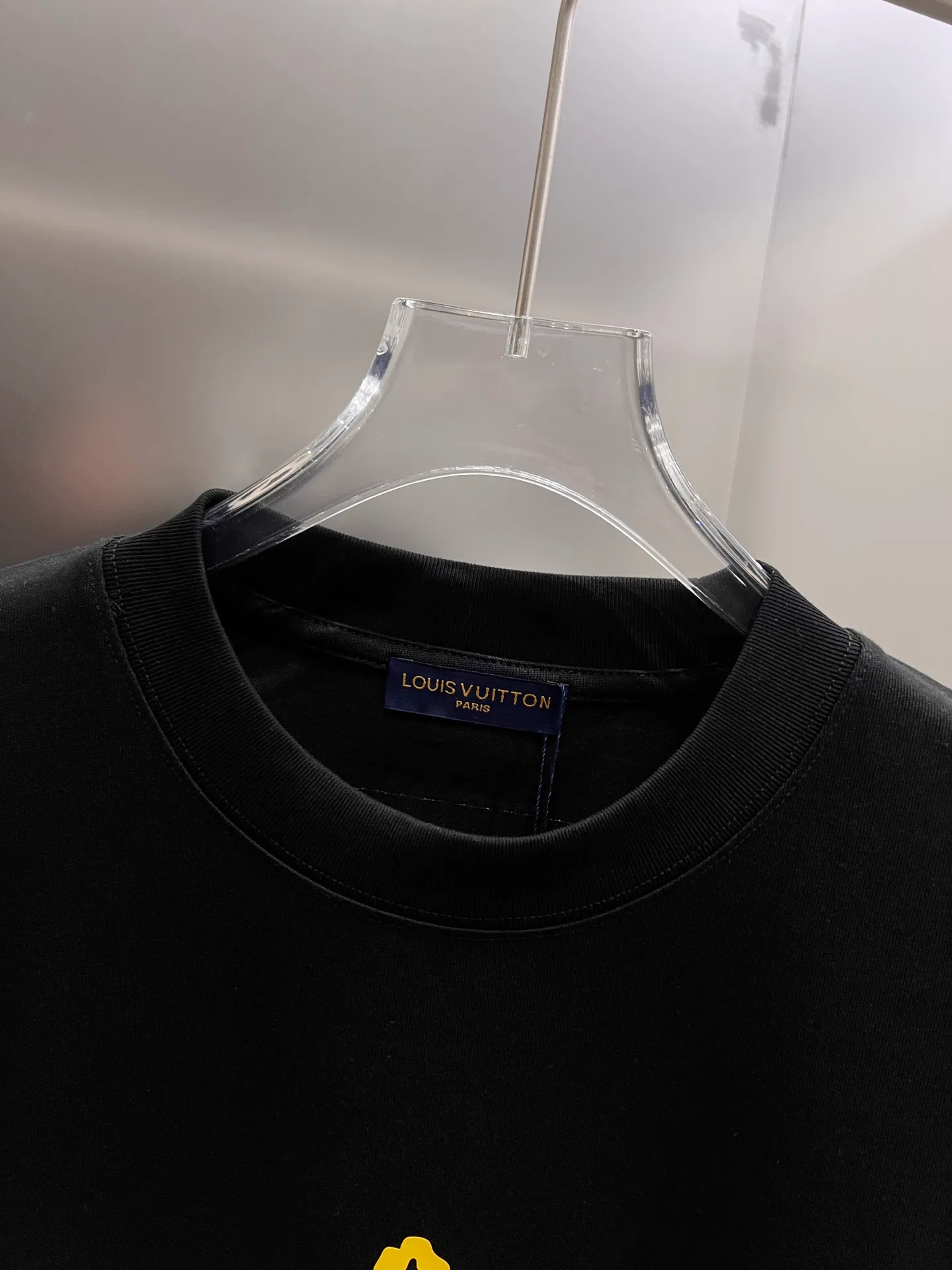 🅿️190 1v Louis* 2025 autumn and winter new style classic letter three-dimensional craft design high-end version! Highly breathable and comfortable, customized double yarn plain cotton fabric. Short-sleeved T-shirt. Same style for men and women. Sizes S M L XL XXL Five sizes black white